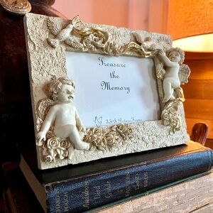 Elegant Cream Vintage Cherub & Dove Picture Frame